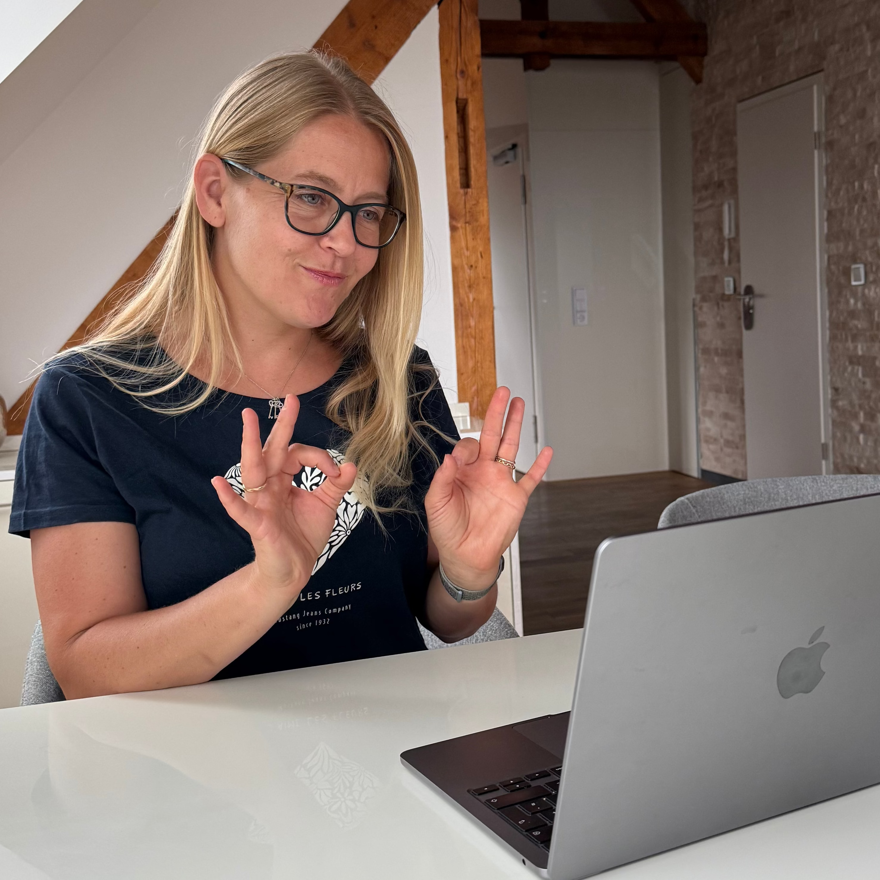 Gebärden vor dem Laptop